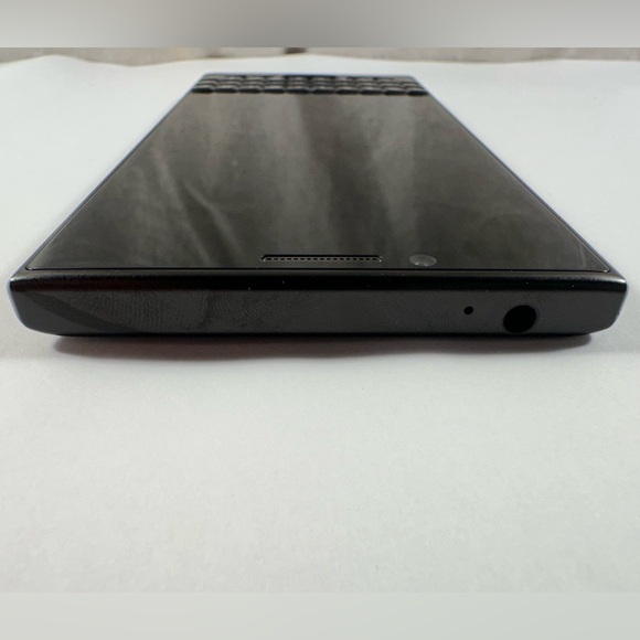 BlackBerry Key2 (Unlocked) - Picture 4 of 6